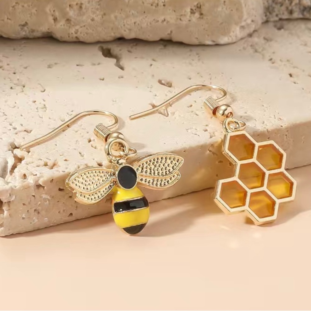 🔥FINAL REDUCTION! BEE & HONEYCOMB MISMATCHED DROP EARRINGS BRAND NEW! - Picture 5 of 5